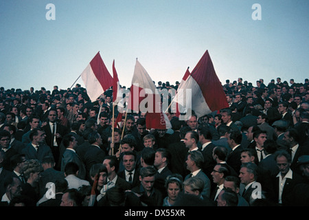 Fußball, Regionalliga West 1964/1965, Boekelberg Stadion, Borussia Mönchengladbach gegen Fortuna Düsseldorf 1:2, Besucher, Fußballfans, Unterstützung, Fortuna Fans, Stadion Ausverkauf zu besuchen Stockfoto