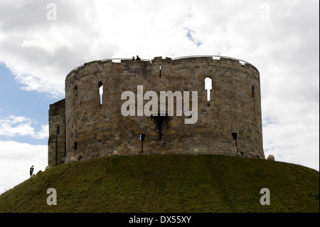 Clifford es Tower, York, UK, die auf einem hohen Hügel im Herzen des alten York eingestellt ist. Stockfoto