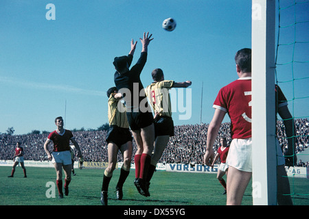 Fußball, Regionalliga West 1964/1965, Stadion eine der Hafenstrasse, Rot Weiss Essen gegen Alemannia Aachen 1:1, Keeper Hermann Ross (RWE) den Ball fängt verließ Klaus Fetting (RWE) Stockfoto