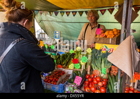 Bio Gemüse Stand auf den Trümmern Markt, Stroud, Gloucestershire, UK Stockfoto