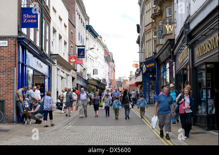Shopper in hohen Ousegate, York, UK, einer historischen Straße, die teilweise gepflastert ist. Stockfoto
