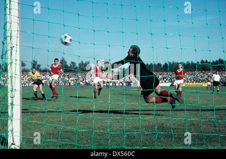 Fußball, Regionalliga West 1964/1965, Stadion eine der Hafenstrasse, Rot Weiss Essen gegen Alemannia Aachen 1:1, Speichern von Keeper Hermann Ross (RWE) Stockfoto