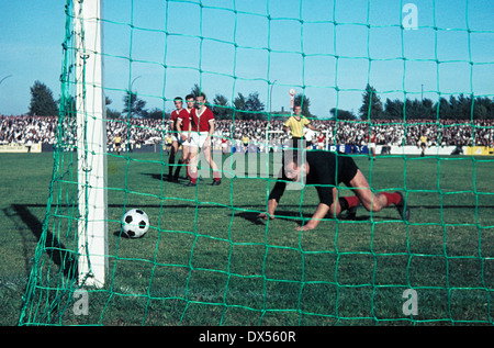 Fußball, Regionalliga West 1964/1965, Stadion eine der Hafenstrasse, Rot Weiss Essen gegen Alemannia Aachen 1:1, Speichern von Keeper Hermann Ross (RWE) Stockfoto