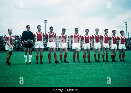 Fußball, Regionalliga West 1964/1965, Fuerstenberg Stadion in Gelsenkirchen, STV Horst Emscher vs. Fortuna Düsseldorf 0:2, Team schoss Fortuna, v.l.n.r.: Karl Hoffmann, Torwart Albert Goertz, Werner Vigna, Manfred Krafft, Hans-Josef Hellingrath, Peter M Stockfoto