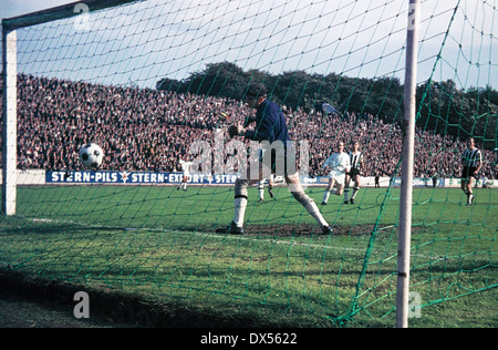 Fußball, Regionalliga West 1964/1965, Stadion bin Uhlenkrug, ETB Schwarz Weiss Essen vs. Borussia Mönchengladbach 3:4, Gladbach schießt ein Tor, Keeper, die Hermann Merchel (ETB) geschlagen wird Stockfoto