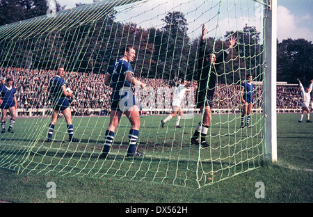 Fußball, Regionalliga West 1964/1965, Jahn-Stadion in Marl, TSV Marl-Hüls gegen Preussen Münster 1:4, Münster schießt ein Tor von Marl Spieler Horst Pilkewicz (Nr. 3), Hans-Dieter Jekosch (Nr. 2) und Torhüter Manfred Gudasch hinter Valkenburger protestieren Stockfoto