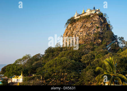 Buddhistisches Kloster, vergoldete Tuyin Taung Pagode auf Vulkankegel Taung Kalat, Mount Popa, Region Mandalay, Myanmar Stockfoto