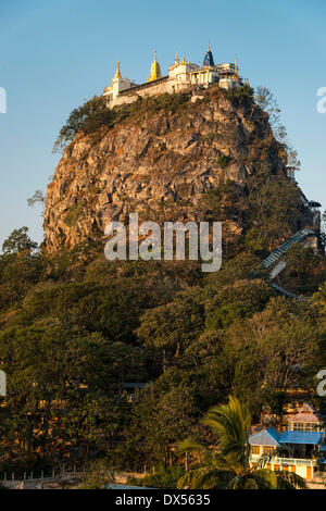 Buddhistisches Kloster, vergoldete Tuyin Taung Pagode auf Vulkankegel Taung Kalat, Mount Popa, Region Mandalay, Myanmar Stockfoto