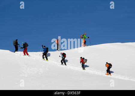 Skitouren-Gruppe in den Aufstieg zum Piz Arina, Graubünden, Schweiz Stockfoto