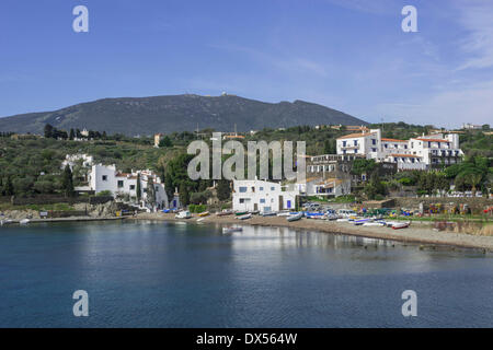 Die Bucht von Cala de Port-Lligat, das Haus von Salvador Dalí auf der linken Seite, Cadaqués, Katalonien, Spanien Stockfoto