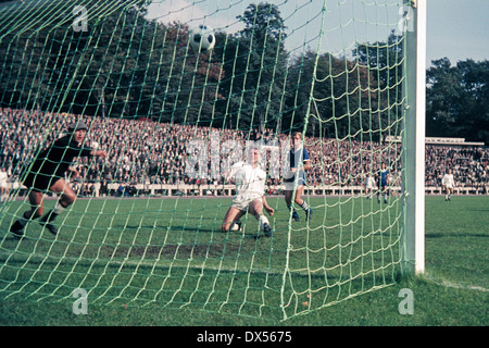 Fußball, Regionalliga West 1964/1965, Jahn-Stadion in Marl, TSV Marl-Hüls gegen Preussen Münster 1:4, Karl-Heinz Kuss (Münster) 2.v.l. Partituren ein Tor, linken Torhüter Manfred Gudasch (Marl-Hüls) Stockfoto