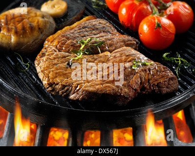 Rindersteaks Rump wird pan auf einem Grill gebraten