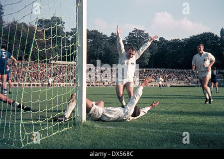 Fußball, Regionalliga West 1964/1965, Jahn-Stadion in Marl, TSV Marl-Hüls gegen Preussen Münster 1:4, Münster, erzielte ein Tor, v.l.n.r.: Münster-Spieler Bernd Gerstner, Torschütze Karl-Heinz Kuss liegend und Falk Doerr Stockfoto