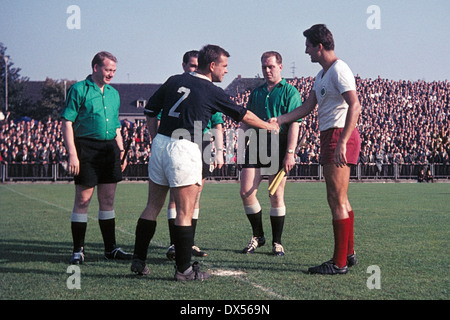 Fußball, Regionalliga West 1964/1965, Boekelberg Stadion, Borussia Moenchengladbach gegen Rot Weiss Oberhausen 3:0, begrüßen der Teamleiter verließ Albert Jansen (MG) und Siegfried Lueger (RWO) hinter Schiedsrichter Burger und Assistenten Stockfoto