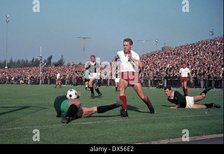 Fußball, Regionalliga West 1964/1965, Boekelberg Stadion, Borussia Moenchengladbach gegen Rot Weiss Oberhausen 3:0, Szene des Spiels, v.l.n.r.: Keeper Manfred Orzessek (MG), Rudolf Poeggeler (MG), Lothar Kobluhn (RWO), Arno Ernst (MG), Hans Siemensmey Stockfoto