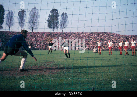 Fußball, Regionalliga West 1964/1965, Boekelberg Stadion, Borussia Mönchengladbach gegen Rot Weiss Oberhausen 3:0, Guenter Netzer (Mitte) konvertieren eine Strafe aus einem Foul für 2:0, verließ Torhüter Helmut Traska (RWO) Stockfoto