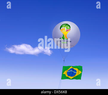 Logo der FIFA Fussball-Weltmeisterschaft Brasilien auf festgemachten Ballon und brasilianische Flagge Stockfoto