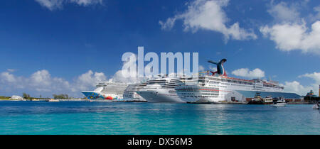 Kreuzfahrtschiffe in den Kreuzfahrt Hafen von Nassau, Bahamas Stockfoto