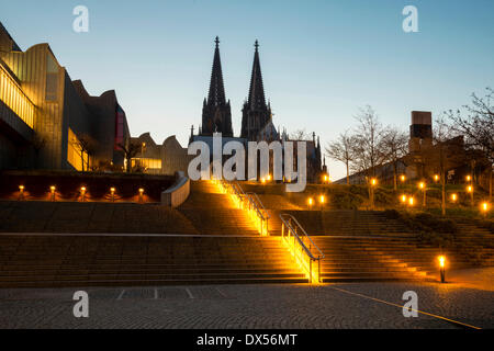 Treppe vom Rheingarten Park zum Heinrich-Böll-Platz Platz, Museum Ludwig und dem Dom, Köln Stockfoto