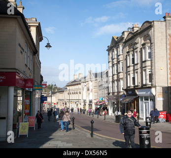 Geschäfte und Shopping in der Hauptstraße der Stadt Chippenham, Wiltshire, England Stockfoto