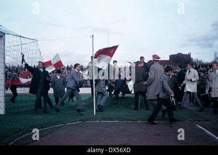 Fußball, Regionalliga West 1964/1965, Niederrheinstadion, Rot Weiss Oberhausen gegen Fortuna Düsseldorf 1:3, Freude Fußball-Fans von Düsseldorf nach dem Spiel Stockfoto