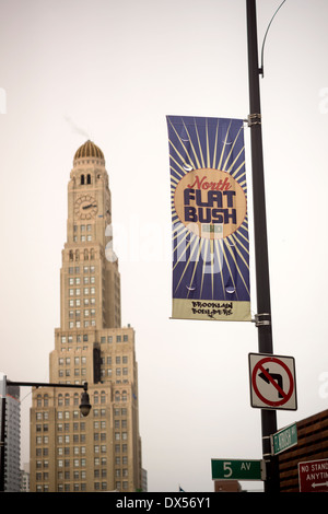 Die Williamsburgh Sparkasse Gebäude in Brooklyn hinter ein Banner aus dem Norden Flatbush Avenue Gebot Stockfoto