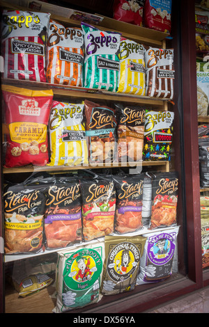 Eine Anzeige der leckere Snacks werden im Fenster ein Lebensmittelgeschäft in New York auf Sonntag, 16. März 2014 gesehen. (© Richard B. Levine) Stockfoto