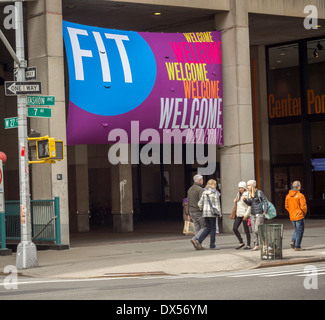 Am Fashion Institute of Technology in New Yorker Stadtteil Chelsea hängt einen Banner begrüßt Studenten Stockfoto