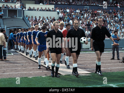 Fußball, Bundesliga, 1971/1972, Niederrheinstadion, Rot Weiss Oberhausen gegen VfL Bochum 2:3, Einfahren der Mannschaften, Schiedsrichter vor Dr. Gerd Siepe und Helfer hinter den Teamleitern Hans Walitza (VfL) und Torhüter Wolfgang Scheid (RWO) Stockfoto