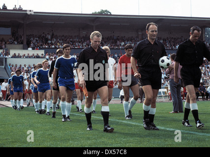 Fußball, Bundesliga, 1971/1972, Niederrheinstadion, Rot Weiss Oberhausen gegen VfL Bochum 2:3, Einfahren der Mannschaften, Schiedsrichter vor Dr. Gerd Siepe und Helfer hinter den Teamleitern Hans Walitza (VfL) und Torhüter Wolfgang Scheid (RWO) Stockfoto