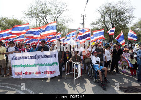 Bangkok, Thailand. 18. März 2014. Thai Anti-Regierungs-Demonstranten an eine Kundgebung vor dem Gebäude der Vereinten Nationen in Bangkok, Thailand, 18. März 2014 teilnehmen. Der thailändische Hausmeister Schrank am Dienstag beschlossen, die Notverordnung widerrufen verhängt nun in Bangkok und benachbarten Provinzen, effektiv am Mittwoch. Bildnachweis: Rachen Sageamsak/Xinhua/Alamy Live-Nachrichten Stockfoto