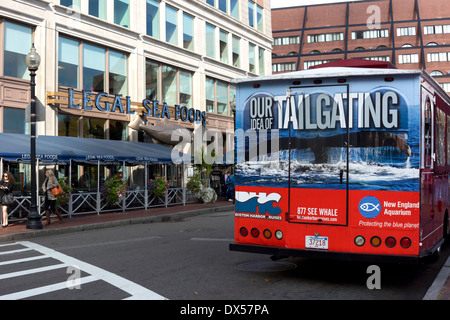 Anzeige auf der Rückseite eines Busses für das New England Aquarium, Boston, Massachusetts, USA Stockfoto