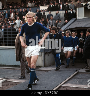 Fußball, Bundesliga, 1972/1973, Niederrheinstadion, Rot Weiss Oberhausen gegen FC Schalke 04 2:1, Einfahren von Rolf Ruessmann (S04) Stockfoto