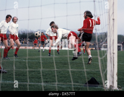 Fußball, Bundesliga, 1972/1973, Niederrheinstadion, Rot Weiss Oberhausen vs. Hannover 96 1:0, Friedel Szeimies (RWO) löscht durch einen Header vor Roland Stegmayer (96) Nr. 11 Stockfoto