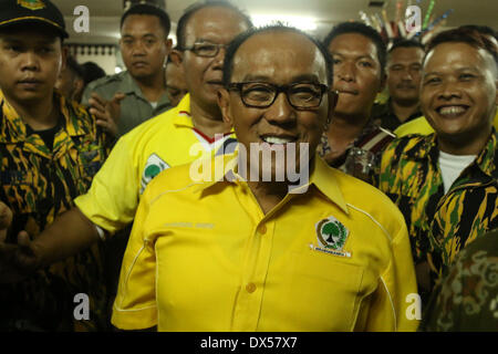 Jakarta, DKI Jakarta, Indonesien. 18. März 2014. Vorsitzender der Partei Golkar, Aburizal Bakrie aka ARB, die während einer legislativen Kampagne Tour in Jakarta für das Präsidentenamt für die Partei Golkar ausgeführt wird. 18. März 2014. Indonesien, die weltweit größte mehrheitlich muslimischen Nation mit 250 Millionen Menschen hält gesetzgebende Wahlen im April und einen neuen Präsidenten wählen, im Juli, mit 180 Millionen Wähler teilnehmen. Jefri Widder/Zuma Draht Credit: Jeff Aries/ZUMAPRESS.com/Alamy Live-Nachrichten Stockfoto