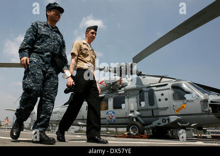 Manila, Philippinen. 18. März 2014. Soldaten der US-Marine Fuß vor einem SH-60 Hubschrauber an Bord von der USS Blue Ridge (LCC-19), der Befehl Flaggschiff der 7. US-Flotte in Manila, Philippinen, USA 18. März 2014. USS Blue Ridge kam Dienstag am südlichen Hafen in Manila für eine Goodwill-Besuch, die bis 22 März dauern wird. Bildnachweis: Rouelle Umali/Xinhua/Alamy Live-Nachrichten Stockfoto