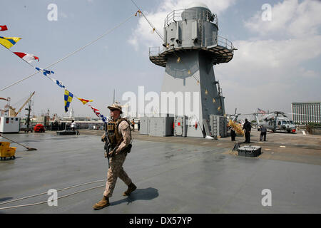 Manila, Philippinen. 18. März 2014. Ein Soldat der US-Navy geht an Bord von der USS Blue Ridge (LCC-19), der Befehl Flaggschiff der siebten Flotte der Vereinigten Staaten in Manila, Philippinen, 18. März 2014. USS Blue Ridge kam Dienstag am südlichen Hafen in Manila für eine Goodwill-Besuch, die bis 22 März dauern wird. Bildnachweis: Rouelle Umali/Xinhua/Alamy Live-Nachrichten Stockfoto