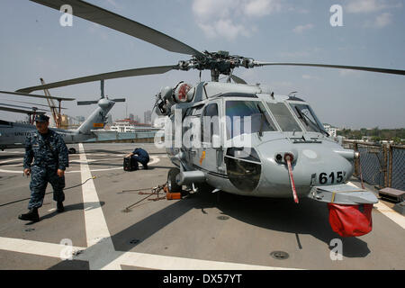 Manila, Philippinen. 18. März 2014. Ein Soldat der US-Navy geht an Bord von der USS Blue Ridge (LCC-19), der Befehl Flaggschiff der siebten Flotte der Vereinigten Staaten in Manila, Philippinen, 18. März 2014. USS Blue Ridge kam Dienstag am südlichen Hafen in Manila für eine Goodwill-Besuch, die bis 22 März dauern wird. Bildnachweis: Rouelle Umali/Xinhua/Alamy Live-Nachrichten Stockfoto