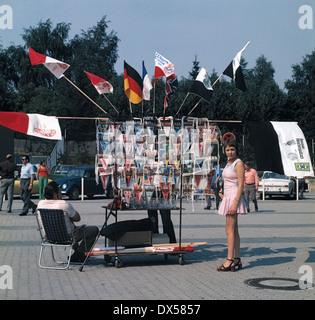 Fußball, Bundesliga, 1973/1974, Stadion bin Boekelberg, Borussia Moenchengladbach gegen Fortuna Köln 3:1, Erinnerungsstücke, stehen am Stadion, Wimples, Club Fahnen, junge Frau, Minikleid, Monika Stockfoto