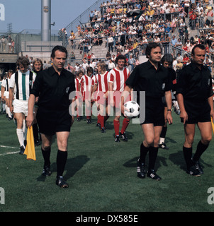 Fußball, Bundesliga, 1973/1974, Stadion bin Boekelberg, Borussia Moenchengladbach gegen Fortuna Köln 3:1, Einfahren der Mannschaften, vor Schiedsrichter Heinz Aldinger und Helfer hinter Herbert Wimmer (MG) 1.f.l., Torwart Wolfgang Kleff (MG) 2.v.l., Wolfgan Stockfoto