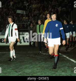 Fußball, Pokal der Pokalsieger, 1973/1974, zuletzt sechzehn, Hinspiel, Stadion bin Boekelberg, Borussia Moenchengladbach gegen Glasgow Rangers 3:0, Einfahren der Teams, v.l.n.r.: Herbert Wimmer (MG), Torwart Wolfgang Kleff (MG), Torhüter Peter McCloy (Rangers), J Stockfoto