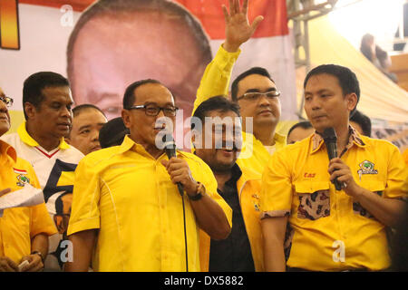 Jakarta, DKI Jakarta, Indonesien. 18. März 2014. Vorsitzender der Partei Golkar, Aburizal Bakrie aka ARB, die während einer legislativen Kampagne Tour in Jakarta für das Präsidentenamt für die Partei Golkar ausgeführt wird. 18. März 2014. Indonesien, die weltweit größte mehrheitlich muslimischen Nation mit 250 Millionen Menschen hält gesetzgebende Wahlen im April und einen neuen Präsidenten wählen, im Juli, mit 180 Millionen Wähler teilnehmen. Jefri Widder/Zuma Draht Credit: Jeff Aries/ZUMAPRESS.com/Alamy Live-Nachrichten Stockfoto