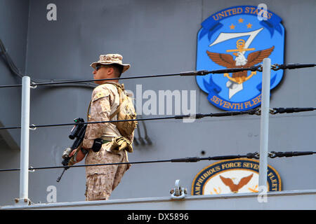 Manila, Philippinen. 18. März 2014. Ein Soldat der US-Navy geht an Bord von der USS Blue Ridge (LCC-19), der Befehl Flaggschiff der siebten Flotte der Vereinigten Staaten in Manila, Philippinen, 18. März 2014. USS Blue Ridge kam Dienstag am südlichen Hafen in Manila für eine Goodwill-Besuch, die bis 22 März dauern wird. Bildnachweis: Rouelle Umali/Xinhua/Alamy Live-Nachrichten Stockfoto