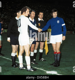 Fußball, Pokal der Pokalsieger, 1973/1974, zuletzt sechzehn, Hinspiel, Stadion bin Boekelberg, Borussia Moenchengladbach gegen Glasgow Rangers 3:0, der Teamleiter, Herbert Wimmer (MG) links, und John Greig (Rangers), hinter Schiedsrichter Schaut und Helfer willkommen Stockfoto