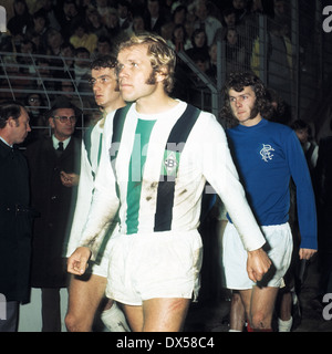 Fußball, Pokal der Pokalsieger, 1973/1974, zuletzt sechzehn, zuerst Bein, Stadion bin Boekelberg, Borussia Moenchengladbach gegen Glasgow Rangers 3:0, Spieler der zweiten Hälfte, v.l.n.r.: Rainer Bonhof (MG), Klaus-Dieter Sieloff (MG), Alfie Conn (Rangers) Stockfoto