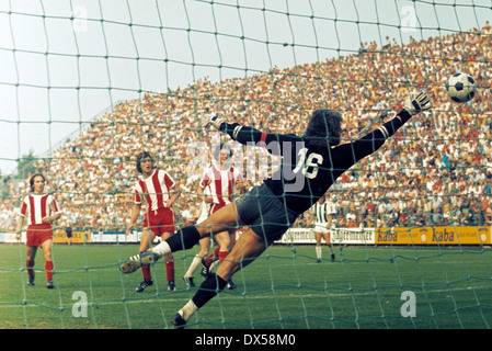 Fußball, Bundesliga, 1973/1974, Stadion bin Boekelberg, Borussia Moenchengladbach gegen Fortuna Köln 3:1, Horst Koeppel ein Tor zum 1:0, v.l.n.r.: Wolfgang Glock (Köln), Karl-Heinz Struth (Köln), Gerd Zimmermann (Köln), Keeper Wolfgang Stockfoto