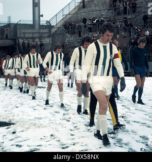 Fußball, DFB-Pokal 1973/1974, zuletzt sechzehn, Hinspiel, Stadion bin Boekelberg, Borussia Moenchengladbach gegen Hamburger SV 2:2 n., Mannschaften einfahren, Schneedecke, schlecht pitch Bedingungen, v.l.n.r.: die Gladbacher Spieler Rainer Bonhof, Henning Jensen, Ju Stockfoto