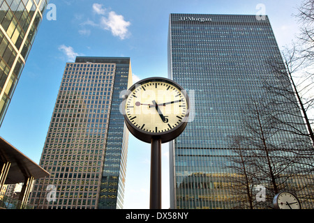 Canary Wharf mit dem JP Morgan Gebäude im Hintergrund. Stockfoto