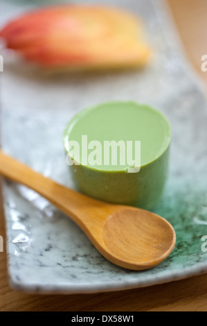 Grüner Tee-Pudding-Mousse-Dessert-Kuchen im japanischen Stil Stockfoto