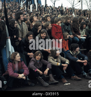 Fußball, DFB-Pokal 1973/1974, Viertelfinale, Lohrheide-Stadion, SG Wattenscheid 09 vs. Hamburger SV 0:1 n. große Fußball-Fans auf das Spiel laufen, Besucher stehen und sitzen direkt an der Seitenlinie Stockfoto